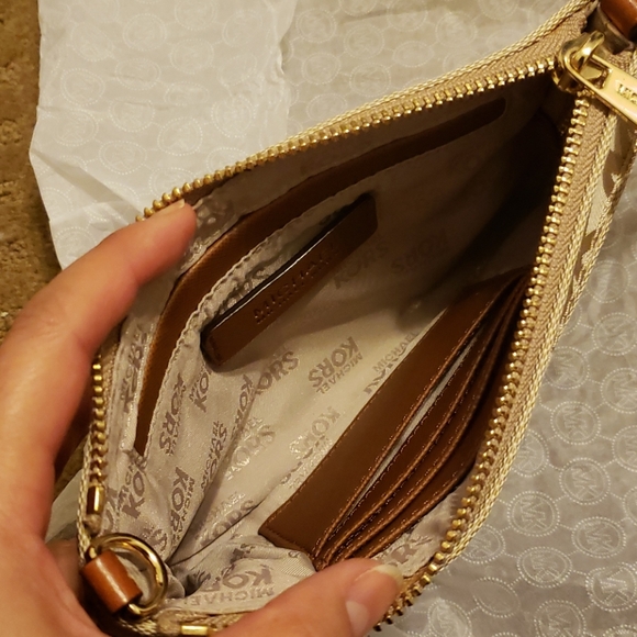 Authentic Michael Kors wrist bag - Picture 5 of 5